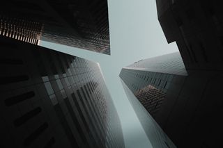 白天建筑物的低角度摄影