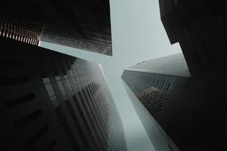 白天建筑物的低角度摄影