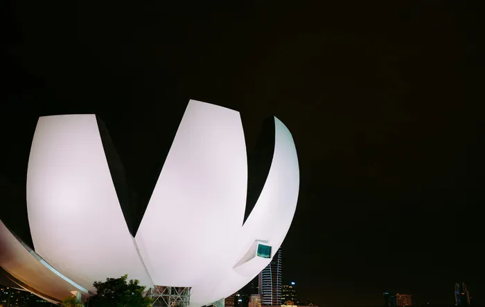 无标题，建筑，建筑，基础设施，夜晚，黑暗，天空，白色