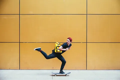 滑板运动员骑着经过照片