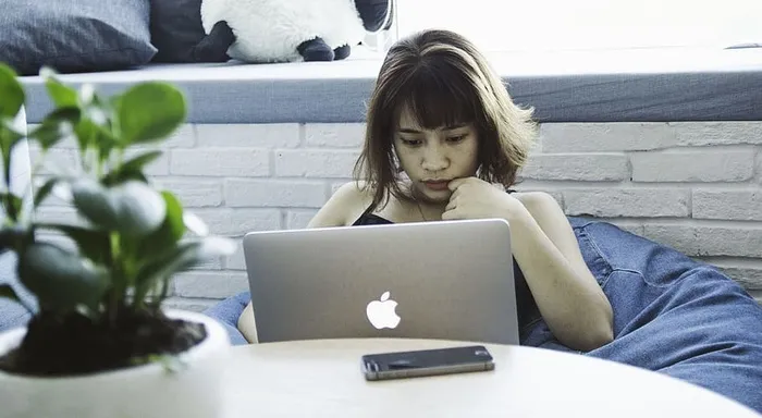 豆包上的女人在用MacBook