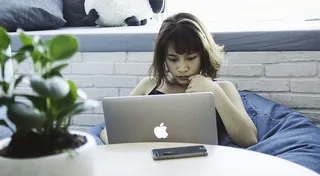 豆包上的女人在用MacBook