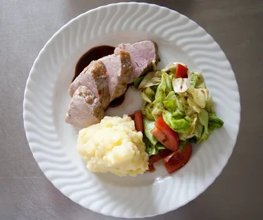 猪里脊肉、食物、宫廷、土豆泥、配菜、主菜、烹饪、食用 猪里脊肉、食物、宫廷、土豆泥、配菜、主菜、烹饪、食用