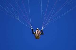 滑翔伞，飞行，运动，天空，蓝色，天空，蓝色，极限运动，飞行