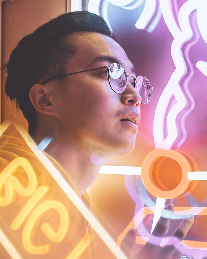 人，人，配件，眼镜，配件，霓虹灯，肖像照片，男性