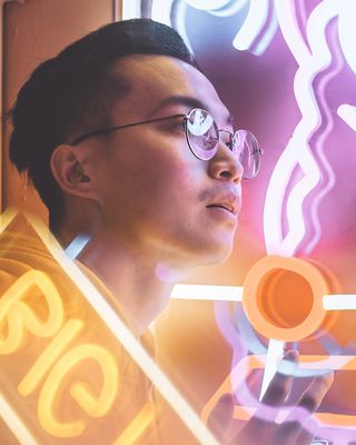 人，人，配件，眼镜，配件，霓虹灯，肖像照片，男性