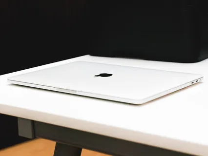 桌上的 Macbook