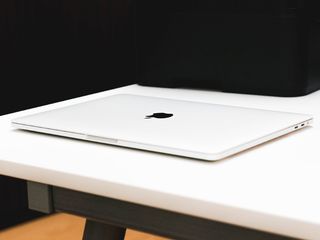 桌上的 Macbook