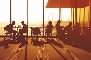 在机场等候的人