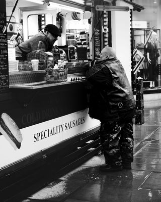 伦敦，英国，伦敦查林十字车站，bw，街道，黑人，雨，食物