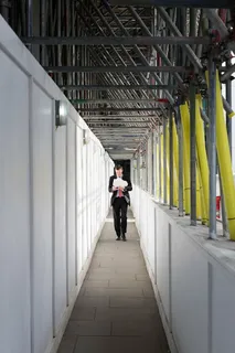 男人,走路,灰色,水泥,人行道,站着,墙壁,栏杆 男人,走路,灰色,水泥,人行道,站着,墙壁,栏杆
