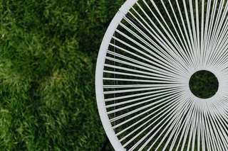 草、混凝土、运动鞋