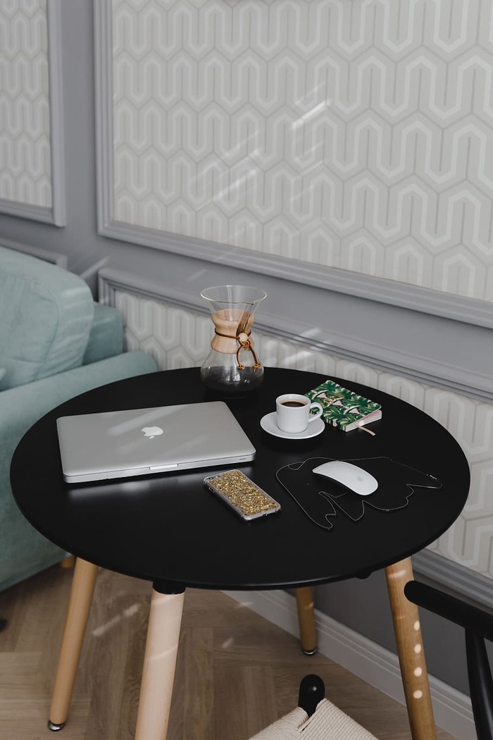 在家里桌上放着笔记本电脑的工作场所