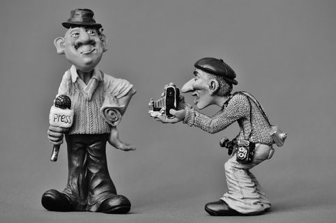 两名，男性，手持，照相机，麦克风雕像，记者，摄影师