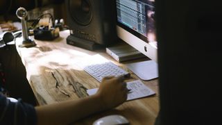 男、用、银色imac、白天、电脑、键盘、苹果、电子