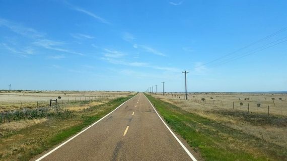 灰色混凝土道路，道路，道路，公路，柏油路，植物，草地