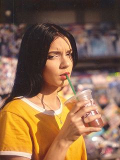 拿着塑料杯的女人