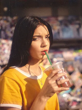 拿着塑料杯的女人