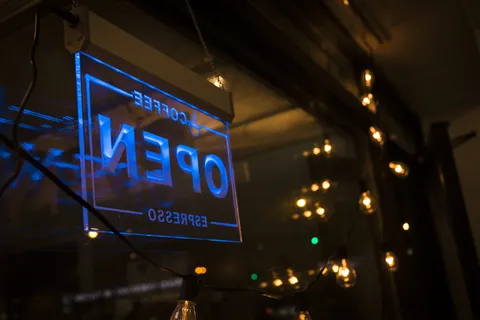 美国，比林斯，马泽沃咖啡烤箱和浓缩咖啡吧，灯，霓虹灯，灯，串灯，咖啡