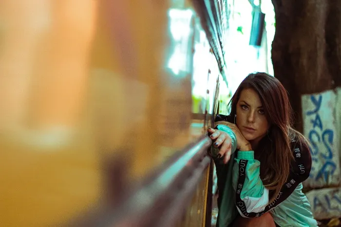 靠在黄墙上的女人