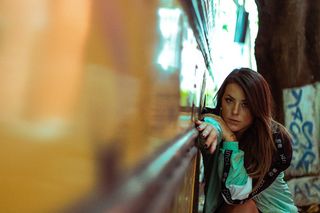 靠在黄墙上的女人