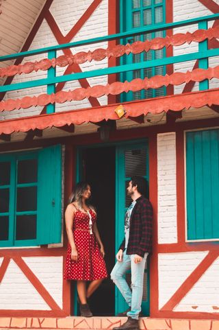 男人和女人站着