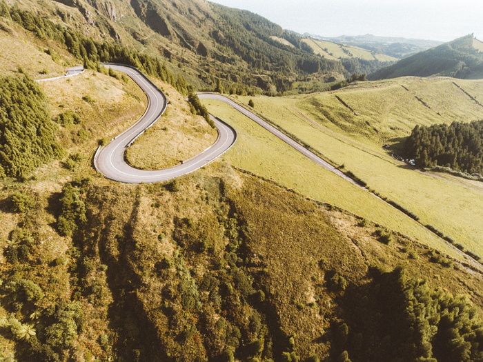 绿色草地上铺设的灰色道路