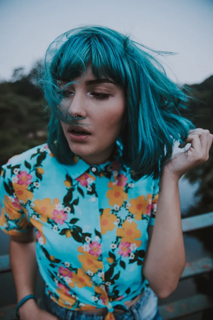 穿着花衬衫的女人的照片