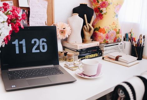 黑色和灰色联想笔记本电脑打开 黑色和灰色联想笔记本电脑打开