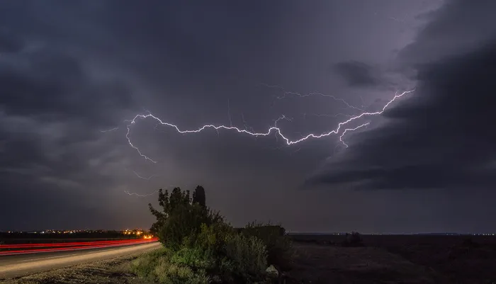 闪电，树木，道路，夜间，闪电，雷雨，风暴，雷电