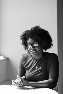 女性摆姿势拍照的灰度照片