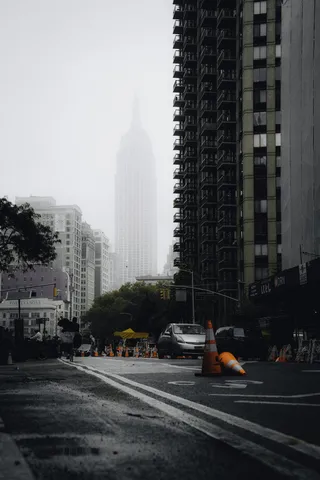 灰色建筑旁的银色汽车