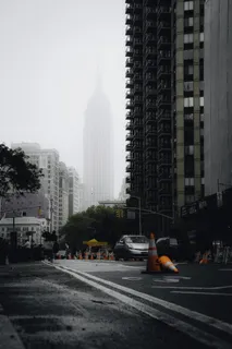 灰色建筑旁的银色汽车 灰色建筑旁的银色汽车