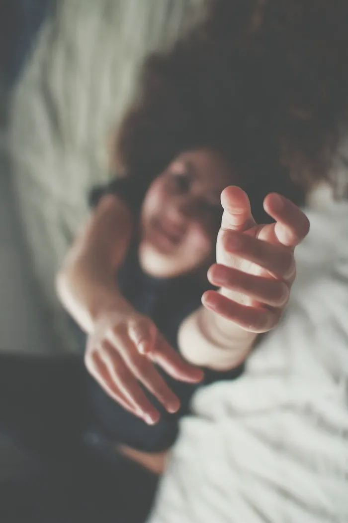 卧床女性的选择性聚焦摄影