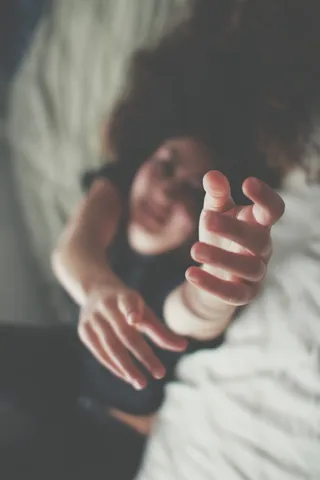 卧床女性的选择性聚焦摄影