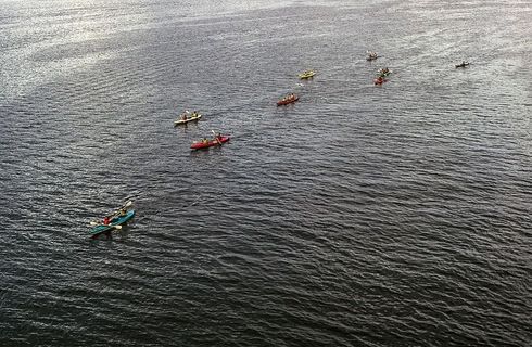 海上皮划艇队的鸟瞰图