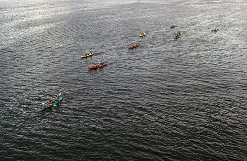 海上皮划艇队的鸟瞰图