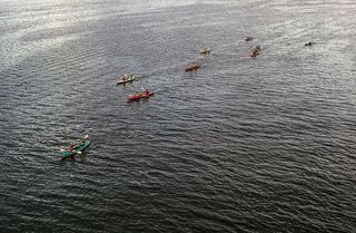 海上皮划艇队的鸟瞰图