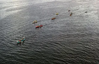 海上皮划艇队的鸟瞰图