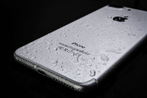 银色iphone 7 plus、水滴、湿智能手机、iphone 7、苹果、水