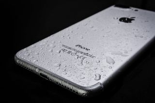 银色iphone 7 plus、水滴、湿智能手机、iphone 7、苹果、水