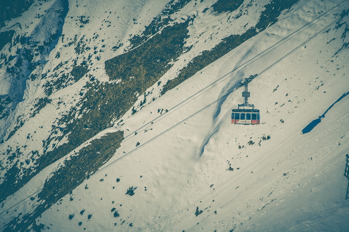 雪山上的缆车