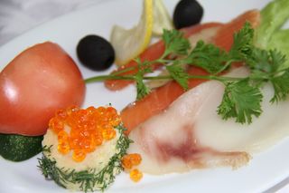 鱼子酱、鲑鱼、橄榄、西红柿、食品、食品和饮料、健康饮食、新鲜度