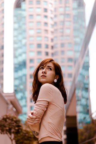 女性站立的灰度照片