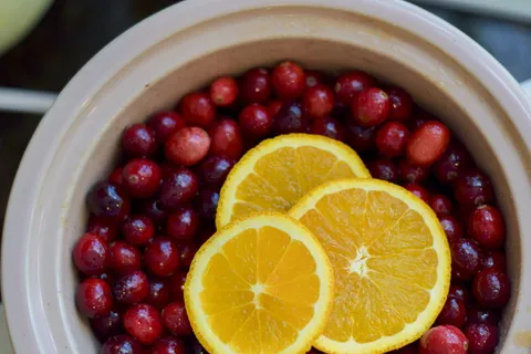 美国,圣诞节,蔓越莓,蔓越莓,橙子,陶器,烹饪,食品 美国,圣诞节,蔓越莓,蔓越莓,橙子,陶器,烹饪,食品