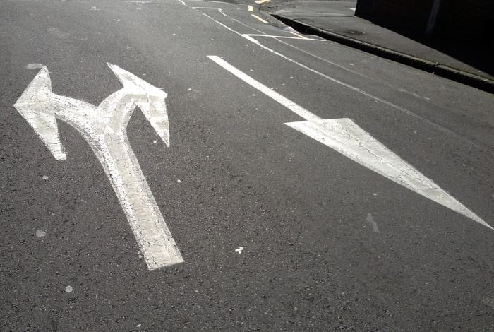 两个道路标志，箭头，箭头，道路，目的地，交通，方向，公路