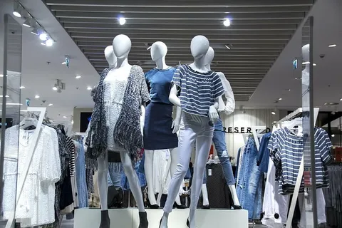 女士、黑色、白色、条纹、圆领衬衫、橱窗、时装、女性弱点 女士、黑色、白色、条纹、圆领衬衫、橱窗、时装、女性弱点