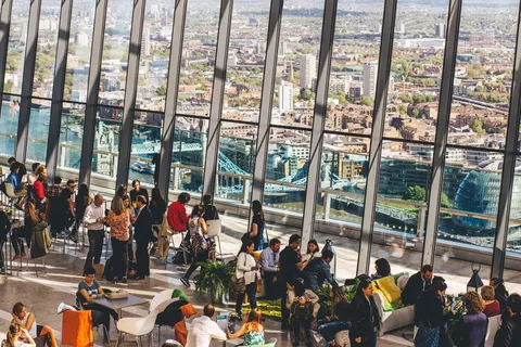 餐厅、人员、聚会、建筑、城市景观、城市视图、人群、白天