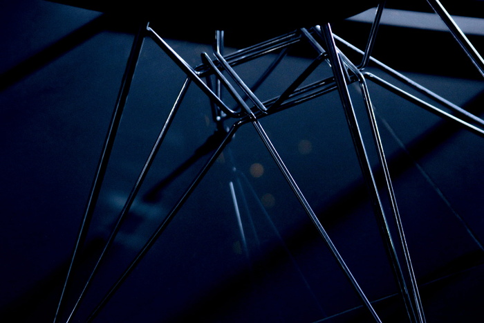 灰色金属线的微光照片