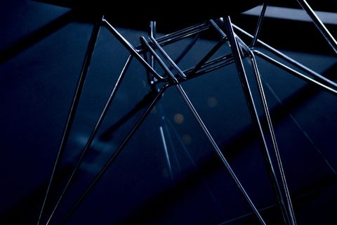 灰色金属线的微光照片